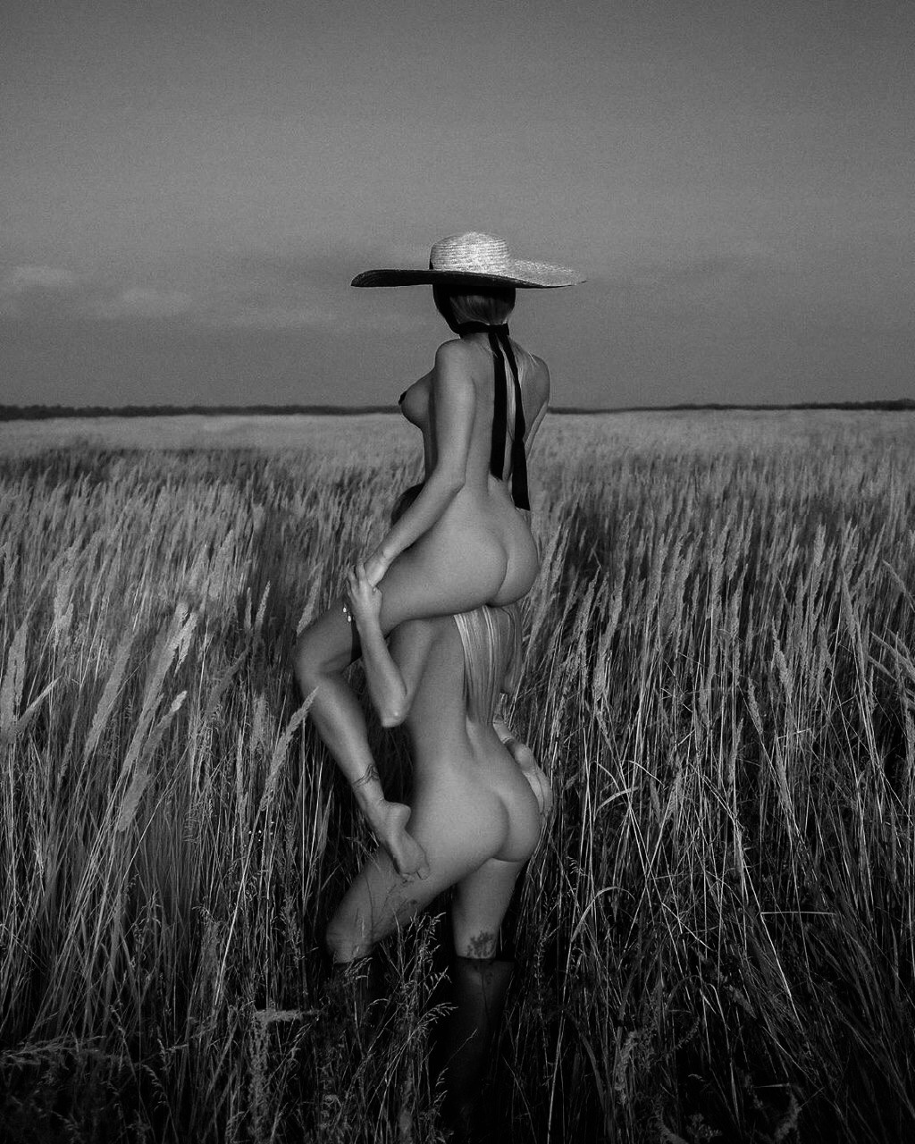 1024x1280, 358 Kb / две, женщины, поле, шляпа, ч/б