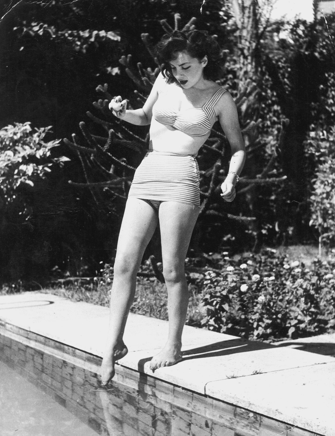 1280x1668, 431 Kb / бассейн, вода, полоски, джина лоллобриджида, ч/б, Gina Lollobrigida