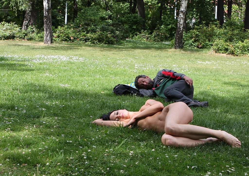 1024x727, 380 Kb / поляна, парк, трава, зеленая, тело, отдых