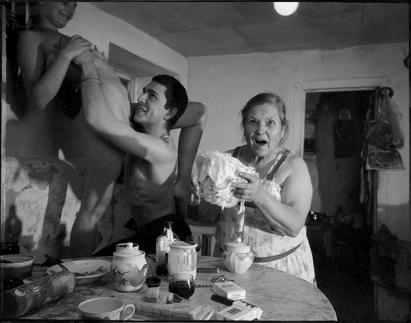 800x630, 143 Kb / ч/б, стол, сигареты, капуста, бабушка