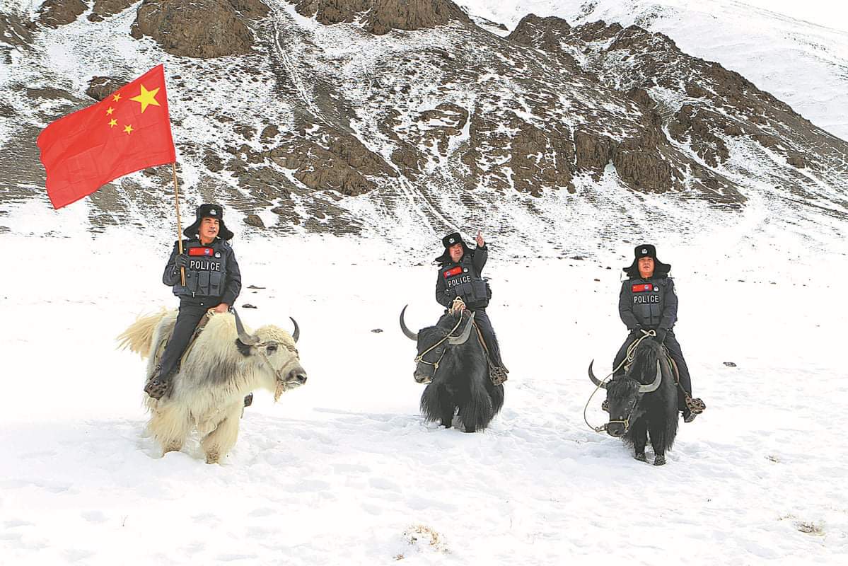 1199x800, 151 Kb / полиция, флаг, Китай, горы, снег, ушанка