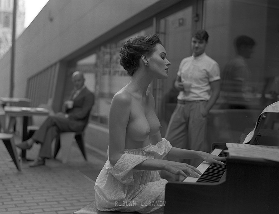 900x692, 79 Kb / ч/б, пианино, топлесс, лобанов