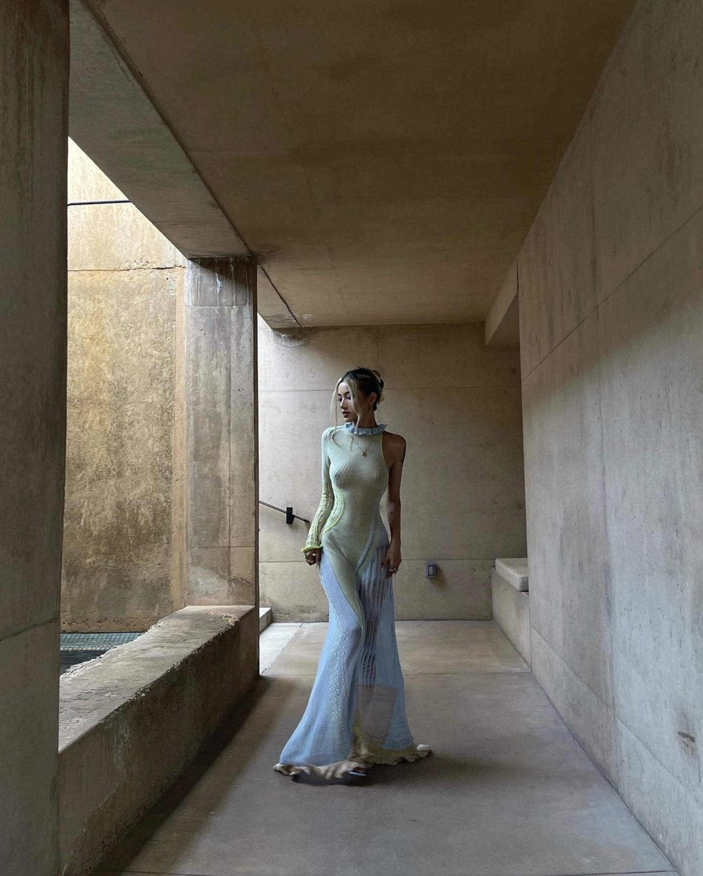 1394x1738, 326 Kb / платье, ступеньки, локоны, стены, бетон, коридор