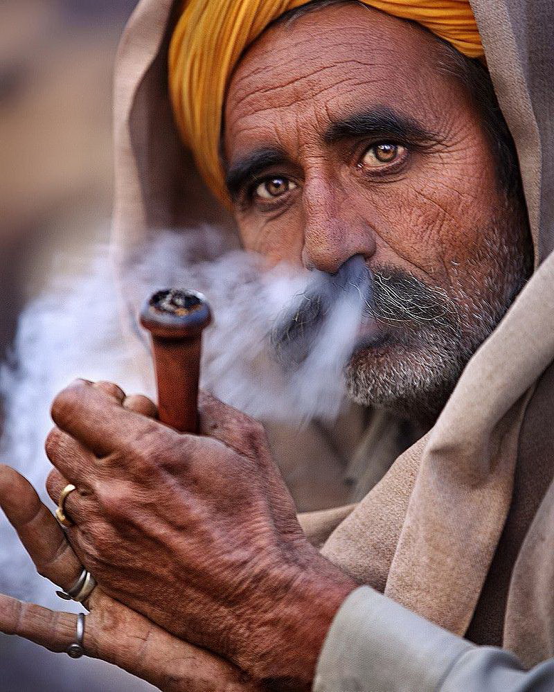 800x999, 265 Kb / курит, смотрит, думает, украшение, щетина