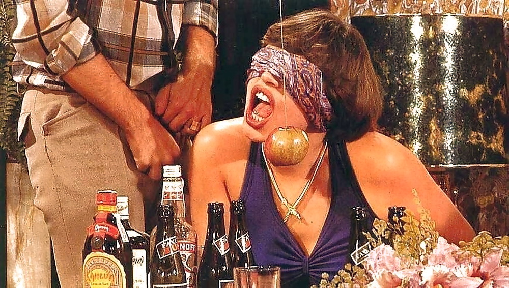 1000x566, 315 Kb / игра, тамада, алкоголь, яблоко, бутылки, повязка