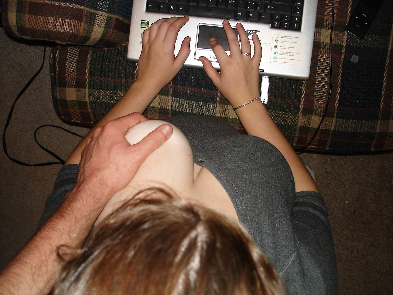 1280x960, 430 Kb / Ноутбук, рука, грудь