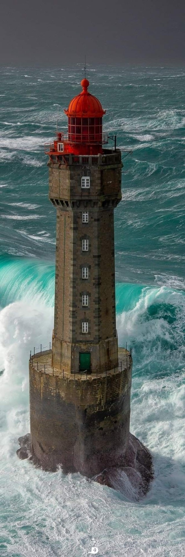 640x1920, 317 Kb / маяк, волны, скала