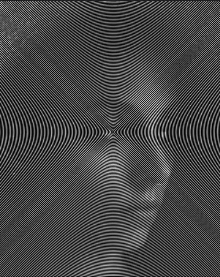 720x905, 324 Kb / ч/б, девушка, круги, иллюзия, пирсинг