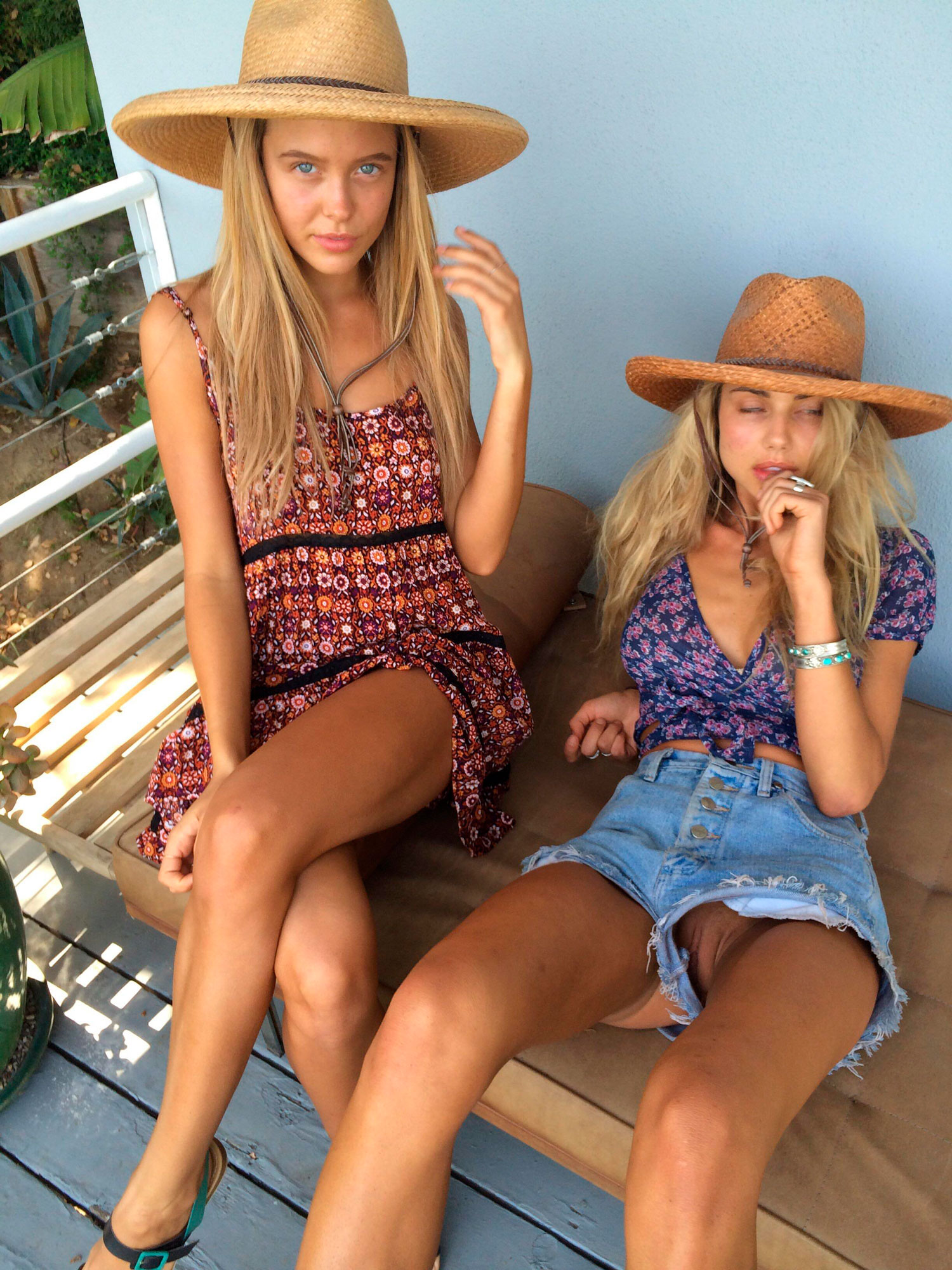 1500x2000, 591 Kb / две, шляпа, украшение, видно, бритая, блондинка, Sahara ray, Mara Teigen