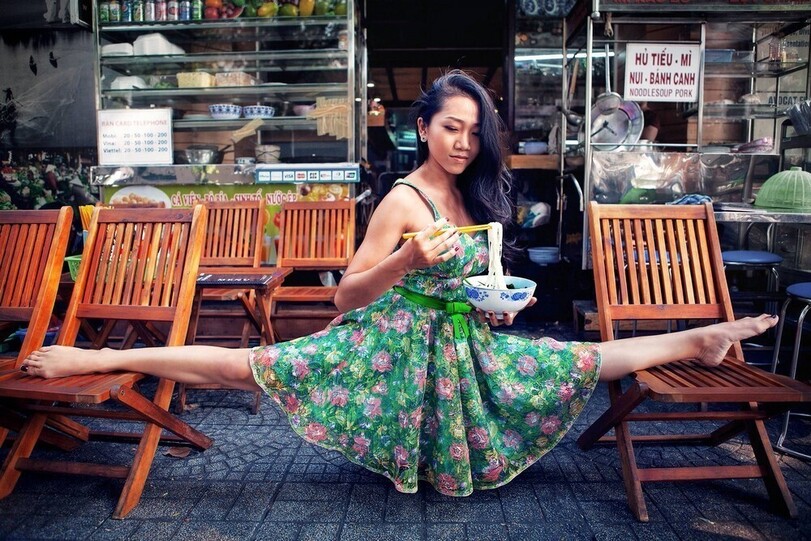 811x541, 191 Kb / азиатка, стулья, лапша