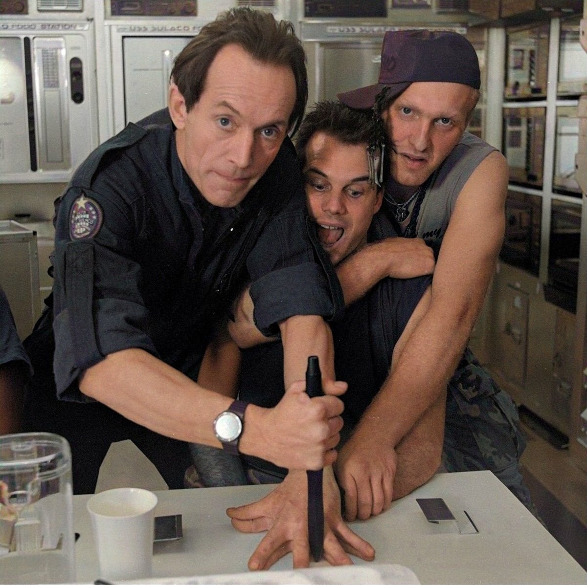 1200x1197, 241 Kb / Lance Henriksen, Bill Paxton, Mark Rolston, Aliens (1986), стол, рука, пальцы