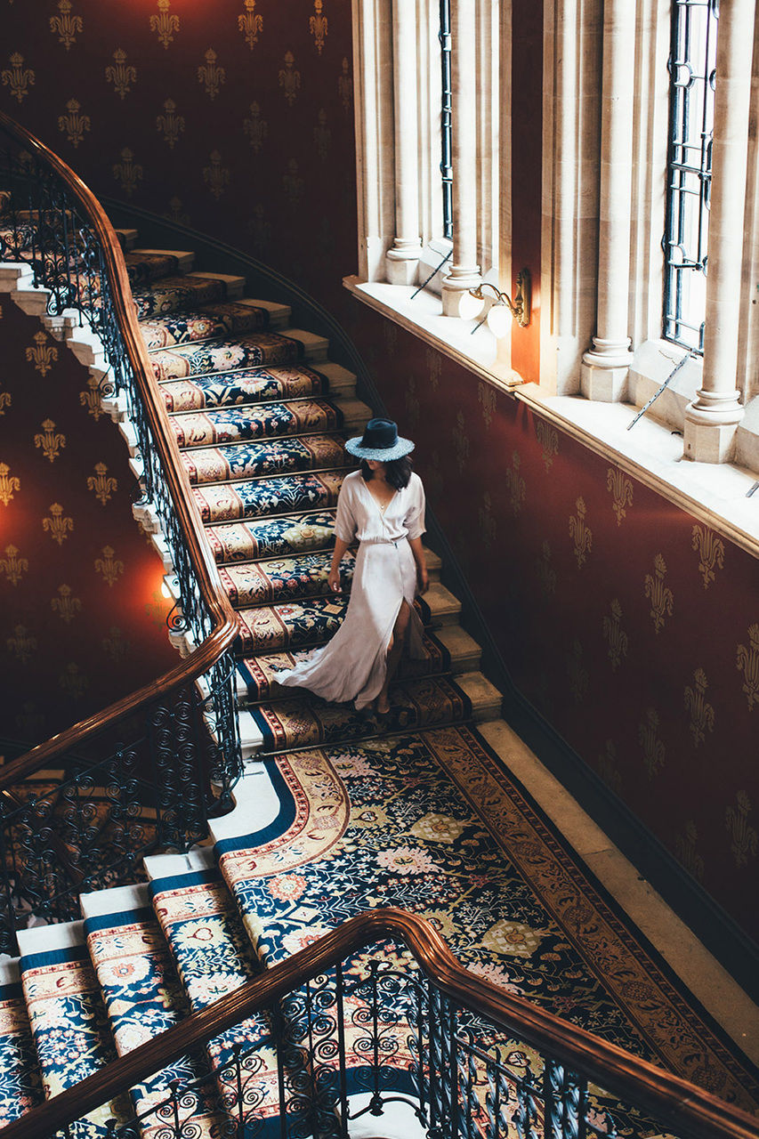 853x1280, 341 Kb / шляпа, лестница, ступеньки, платье, окно, решетка