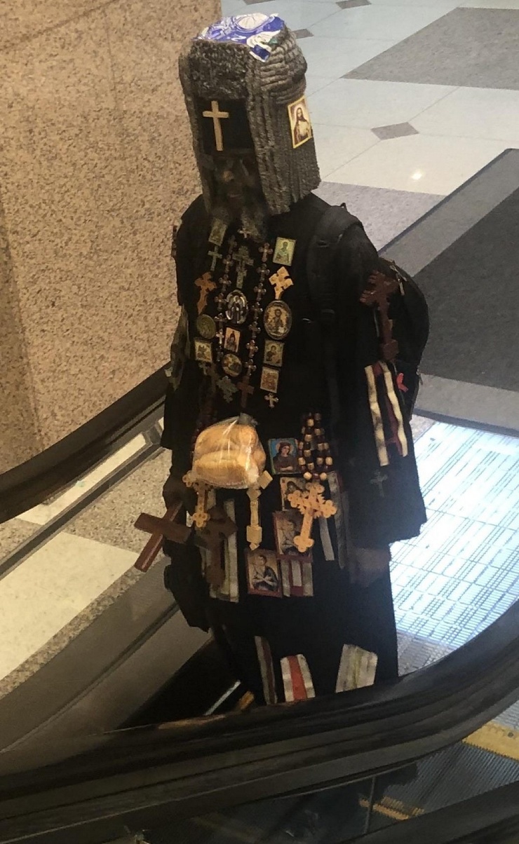 740x1204, 284 Kb / Одежда, кресты, иконки, эскалатор