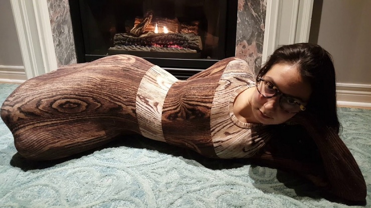 740x416, 125 Kb / Камин, ковер, девушка, косплей, бревно