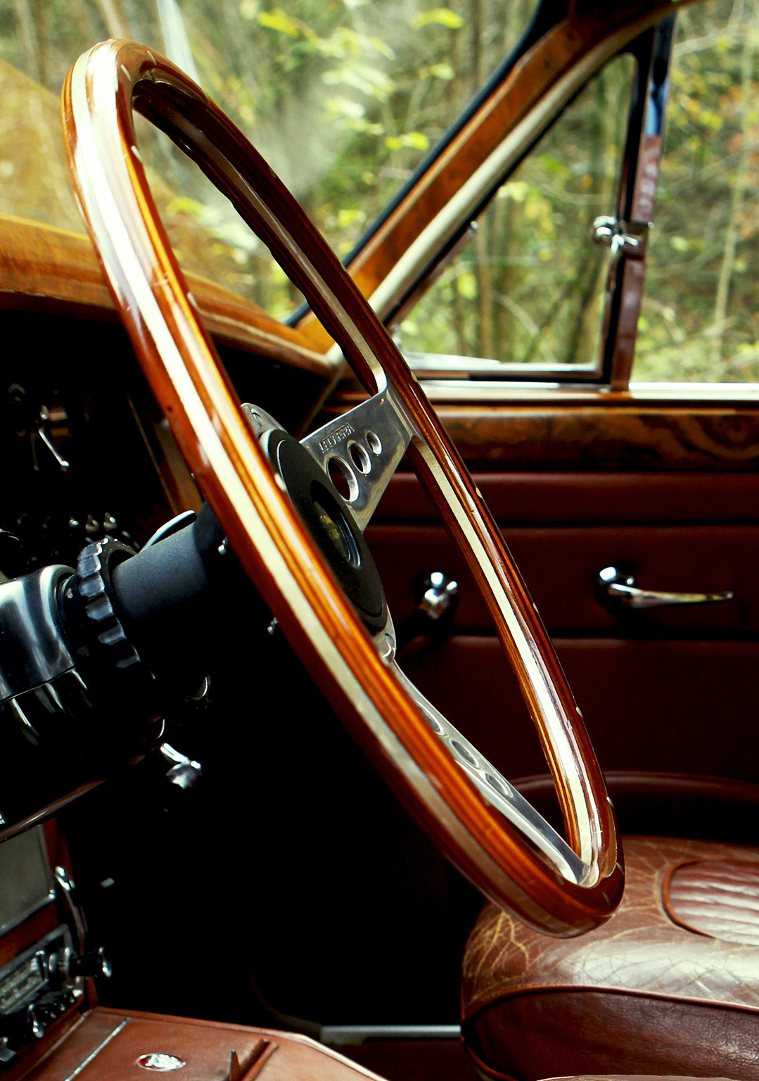 1079x1536, 481 Kb / автомобиль, классика, ретро, руль, дерево, кожа