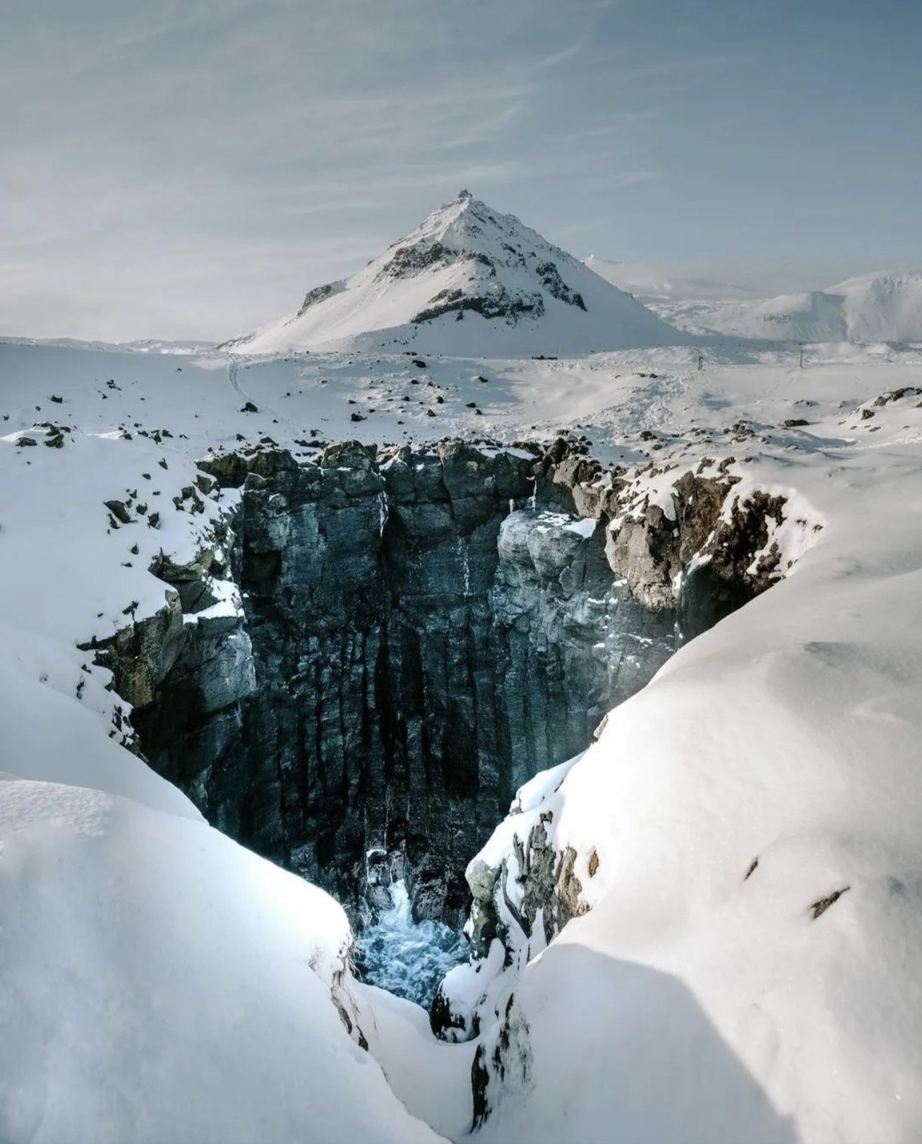 1306x1620, 325 Kb / Исландия, горы, снег, водопад