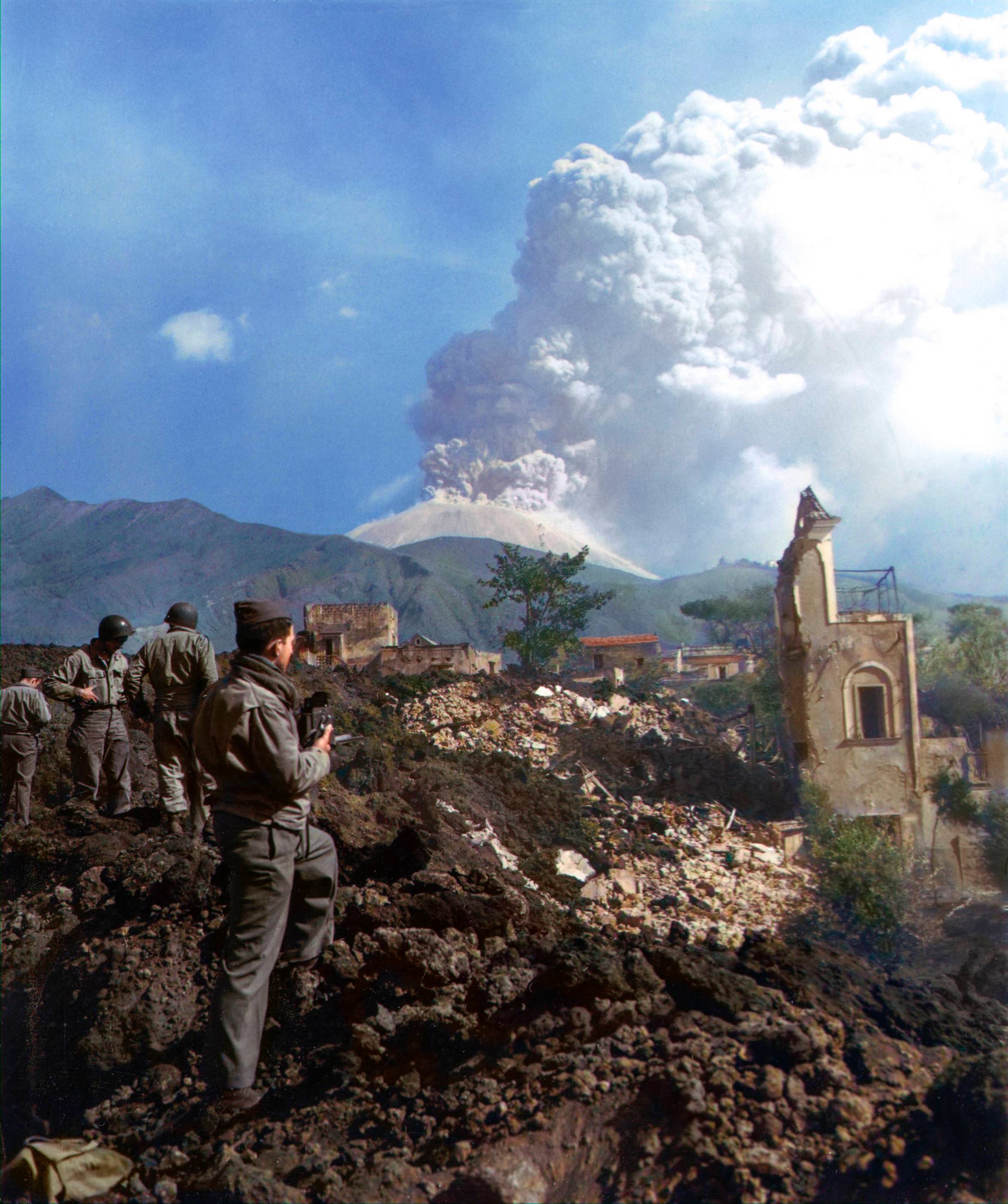 2351x2808, 576 Kb / вулкан, дым, пепел, Везувий, Италия, солдат