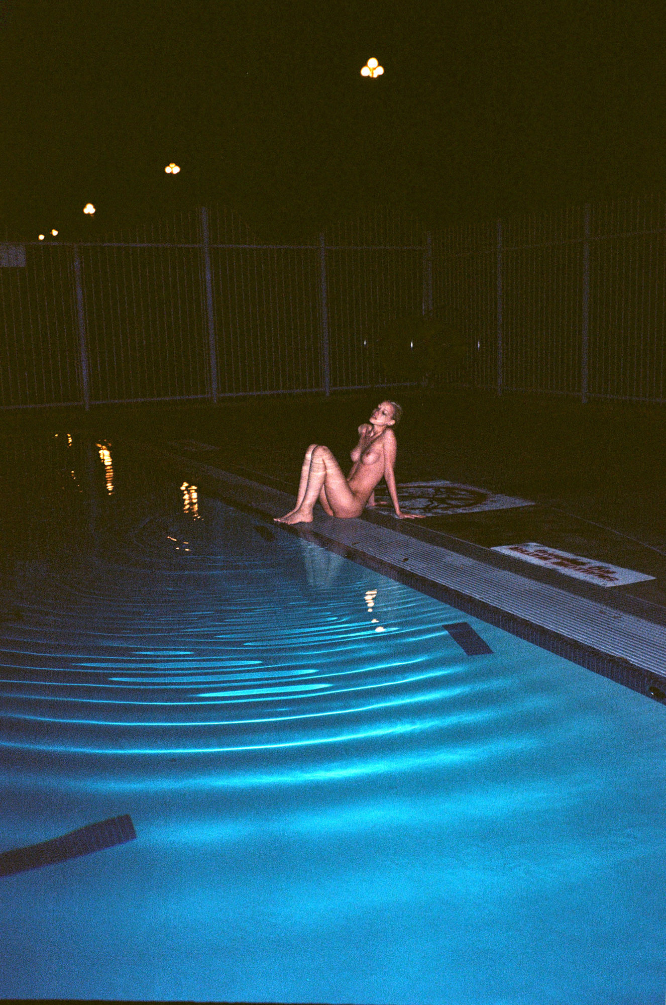 1326x2000, 594 Kb / голая, бассейн, ночь, мокрая, Cynda Mcelvana