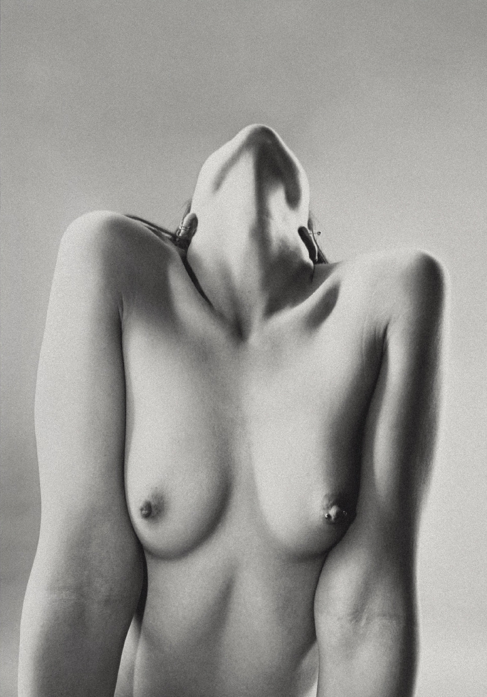 953x1364, 388 Kb / ч/б, топлесс, прогиб, пирсинг, без головы