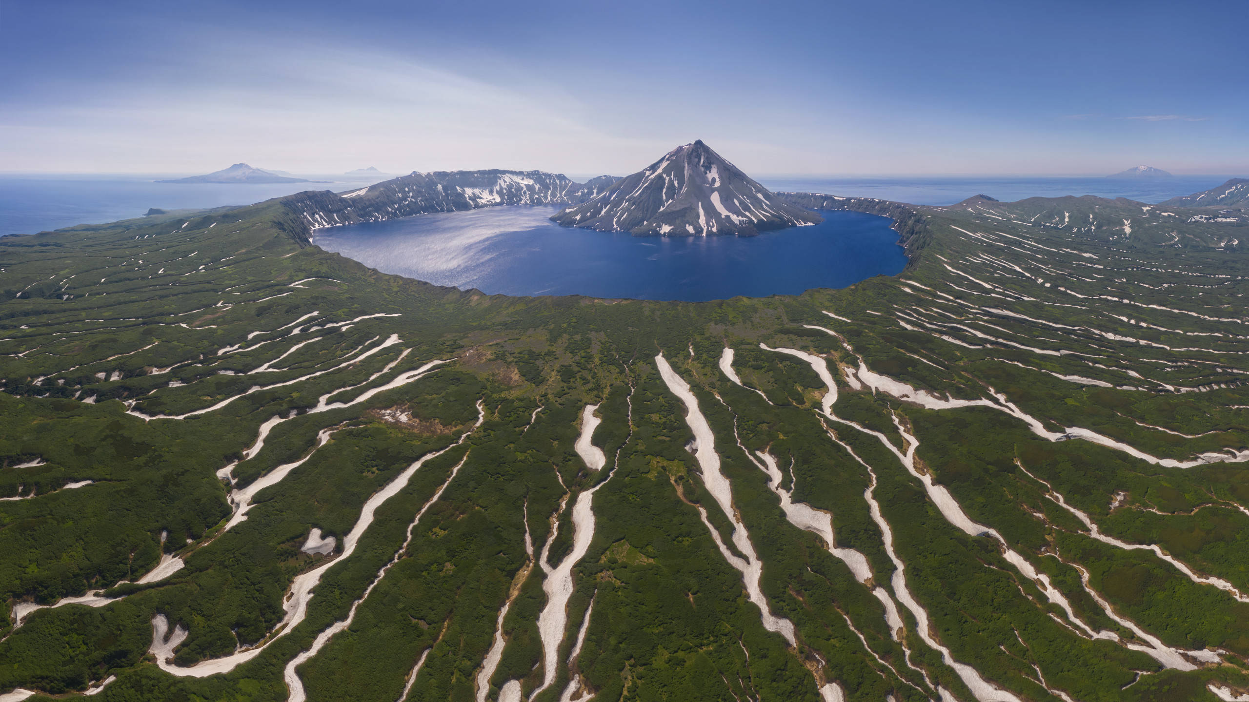 2560x1440, 458 Kb / Курильские острова,Онекотан, вулкан, горы, снег, озеро, Sergey Aleshchenko, Сергей Алещенко