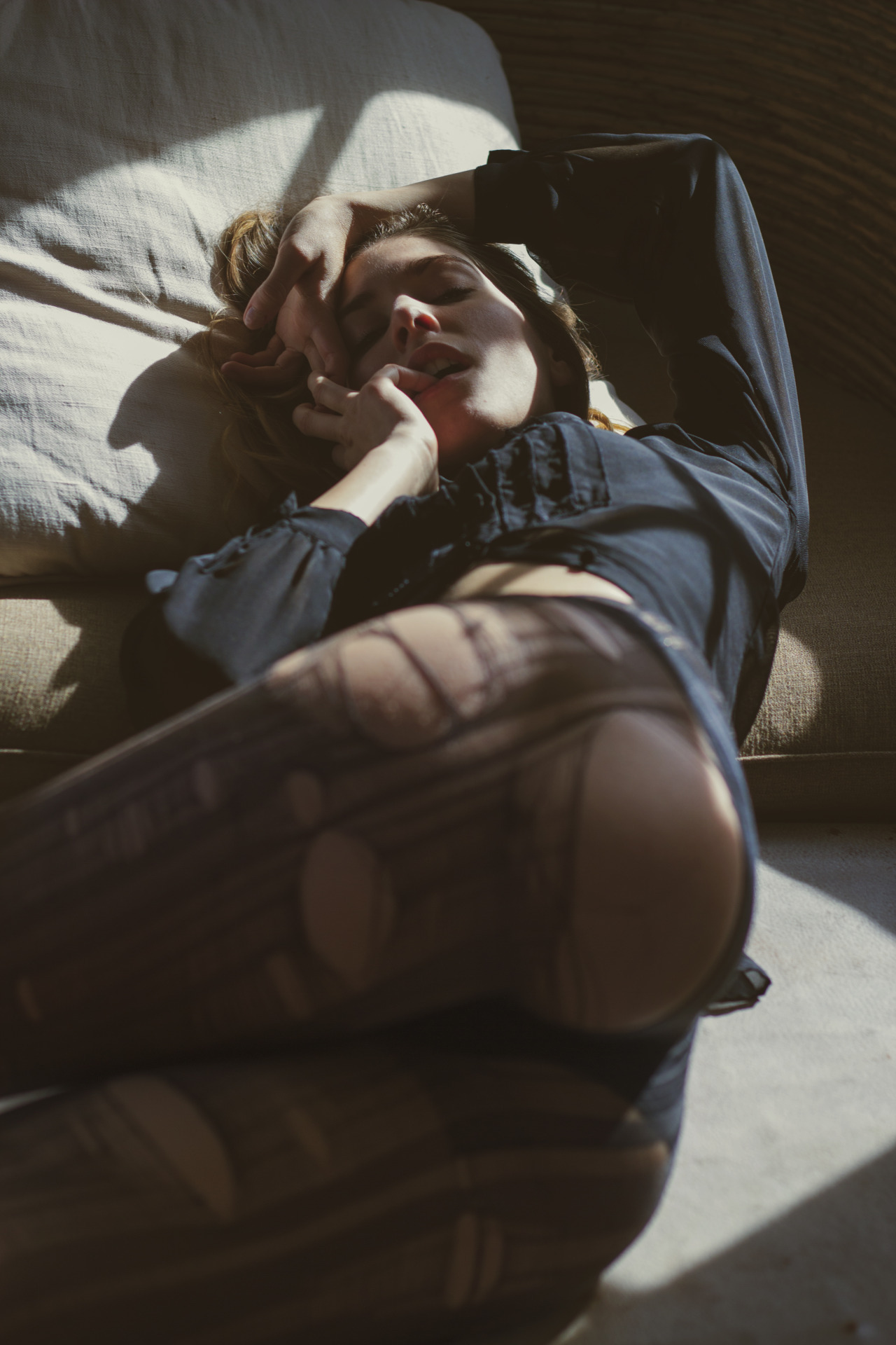 1280x1920, 373 Kb / колготки, рваное, солнце, тень, блузка, подушка, Clara Settje