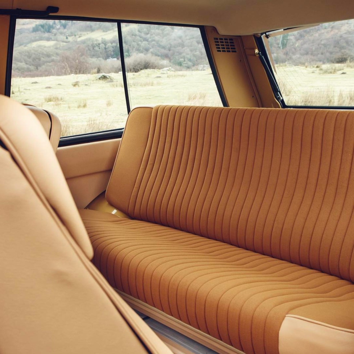 1238x1239, 240 Kb / автомобиль, классика, ретро, диван, Range Rover
