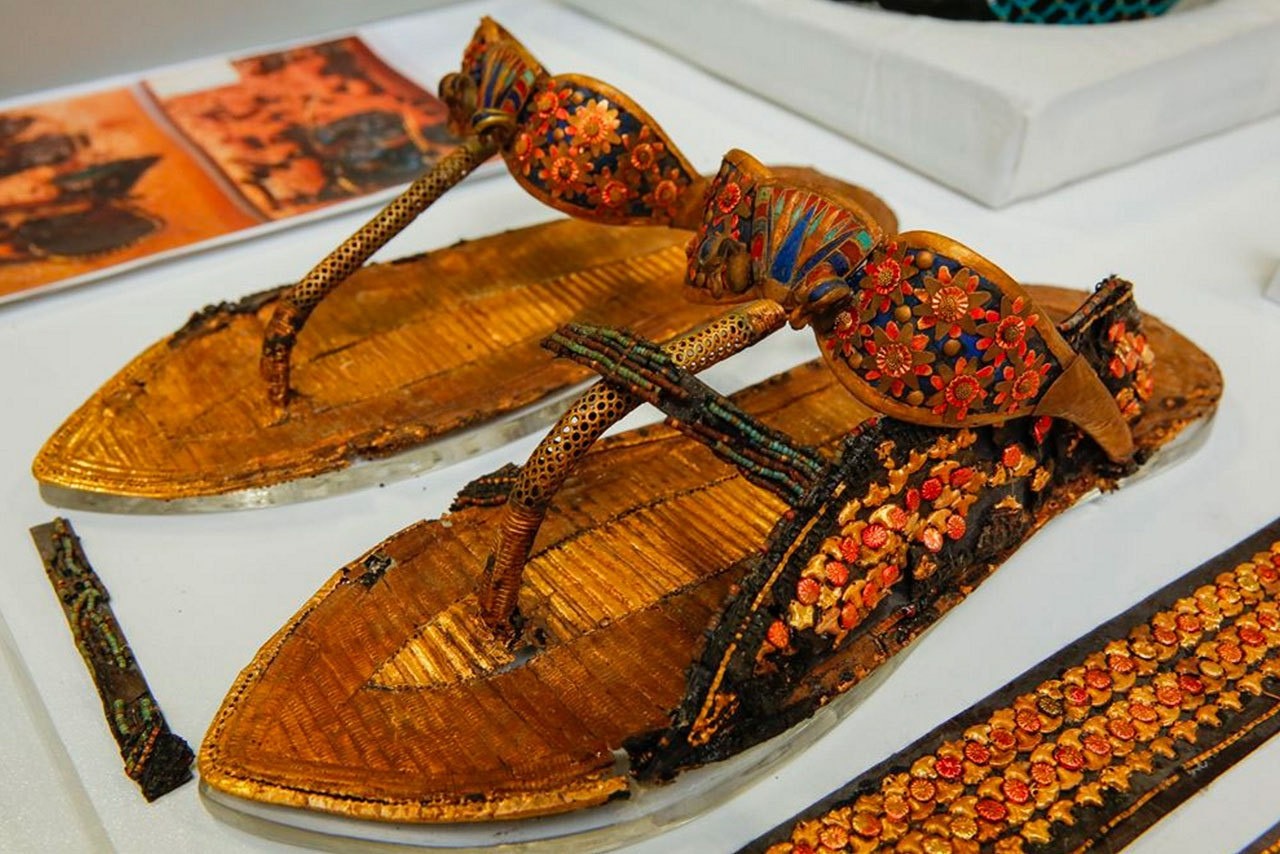 1280x854, 257 Kb / Тутанхамон, шлепанцы, сланцы, тапочки, тапки, музей, экспонат