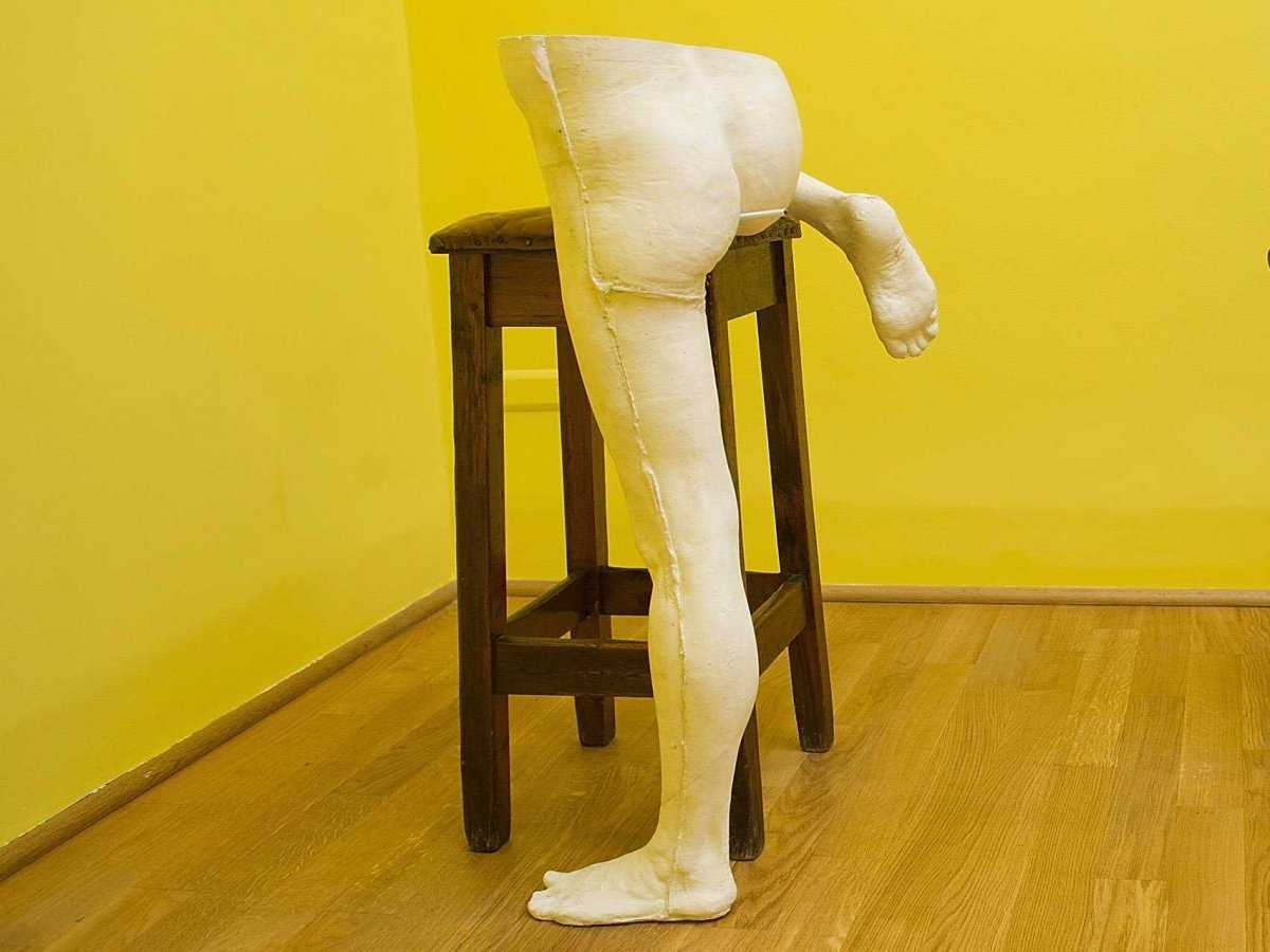 1200x900, 54 Kb / инсталляция, попа, ноги, табурет, сигарета, желтое