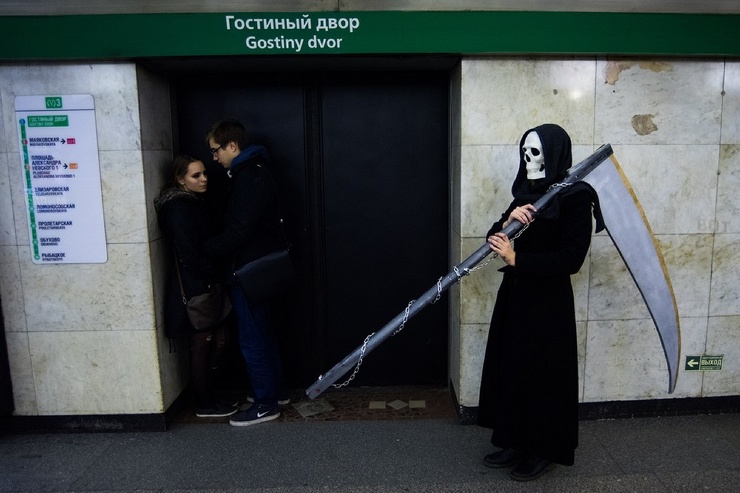 740x493, 115 Kb / Метро, смерть, коса, косплей