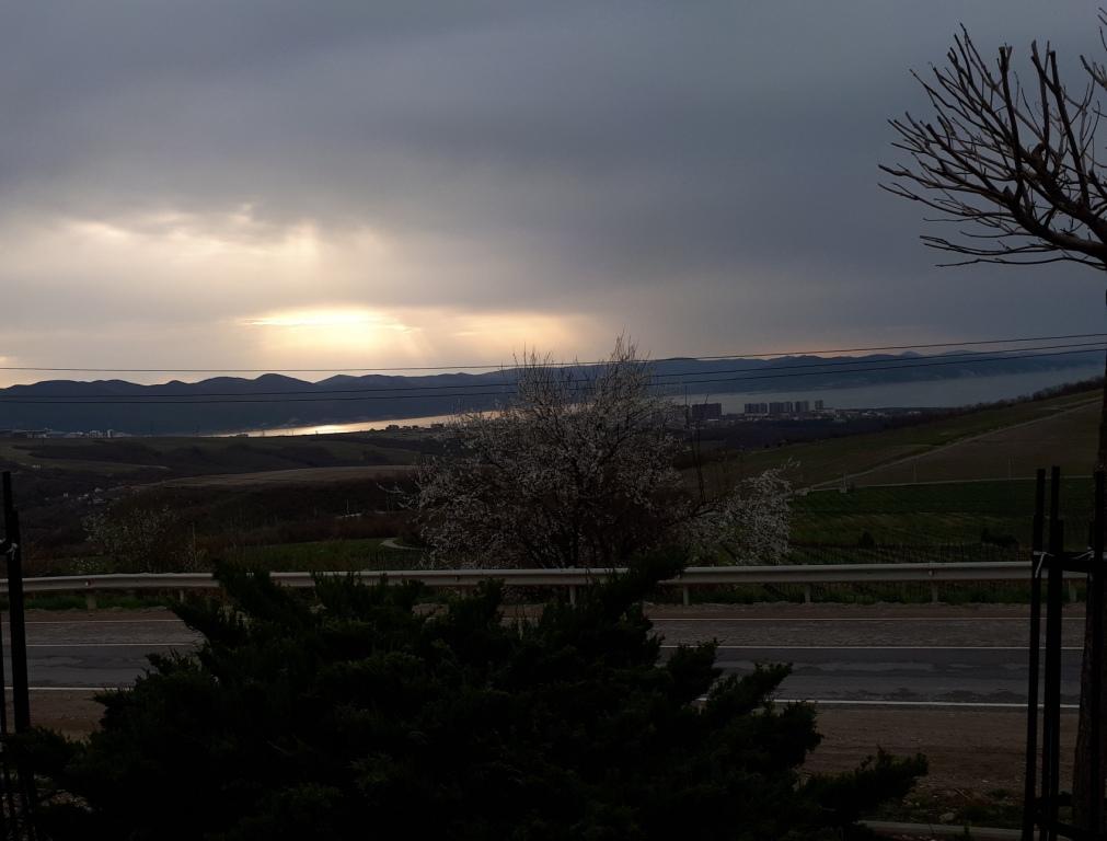 1011x768, 72 Kb / дорога,утро,облака,штиль