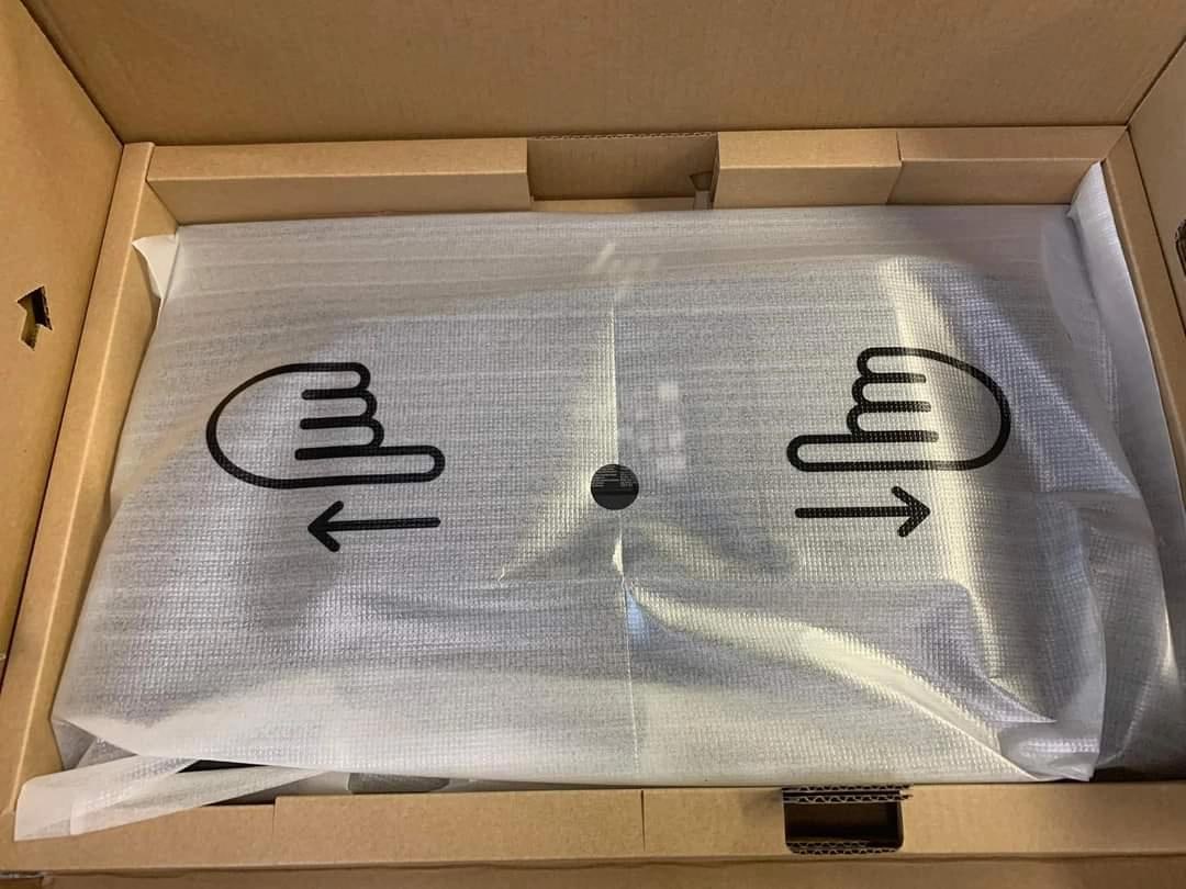 1080x810, 116 Kb / goatse, пальцы, отверстие, дырка, упаковка, монитор