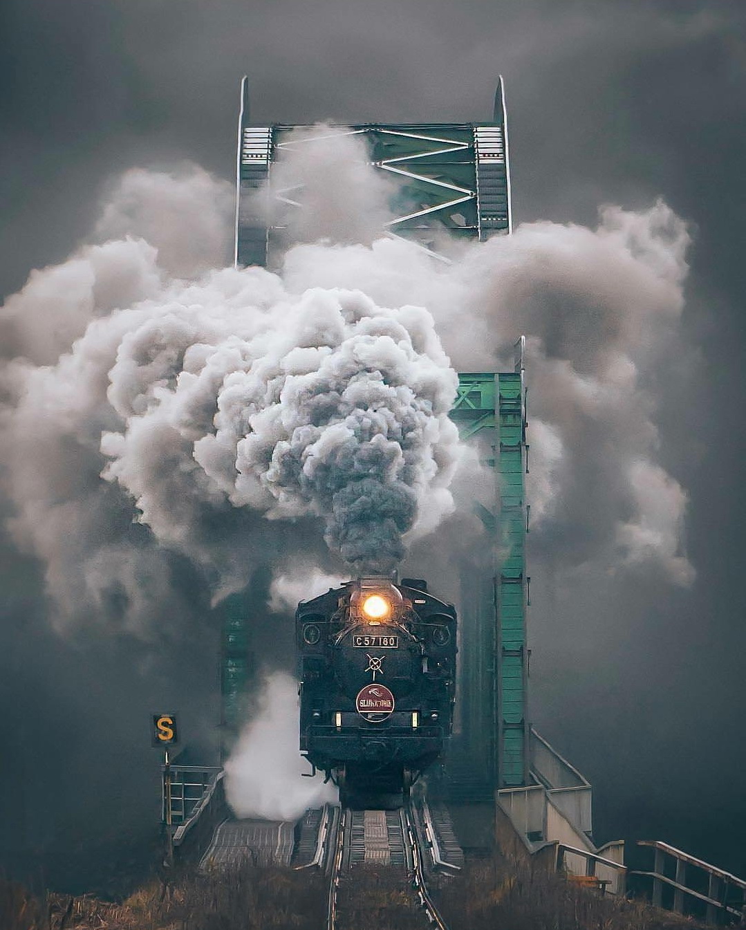 1079x1345, 354 Kb / паровоз, дым, пар