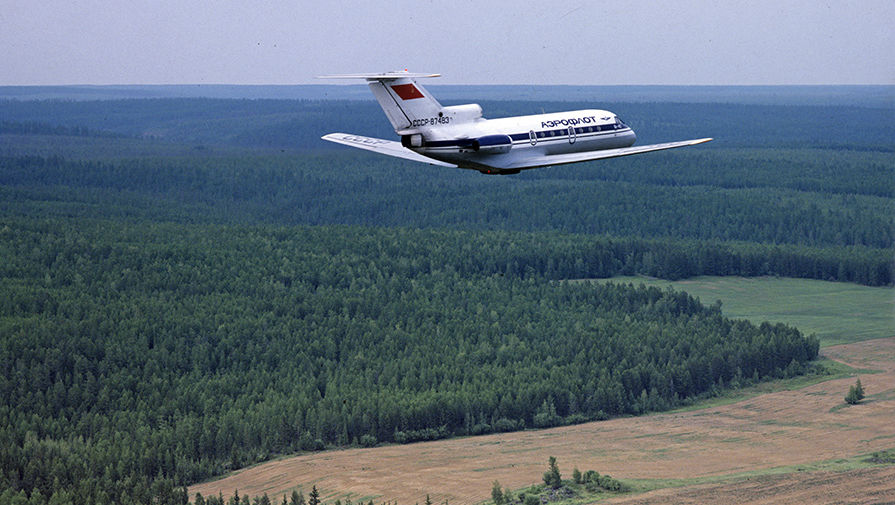 895x505, 99 Kb / Самолёт, поле, як-40,аэрофлот,ссср