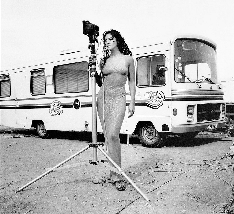 998x911, 433 Kb / Monica Bellucci, Моника Беллуччи, автобус, штатив, провода, ч/б