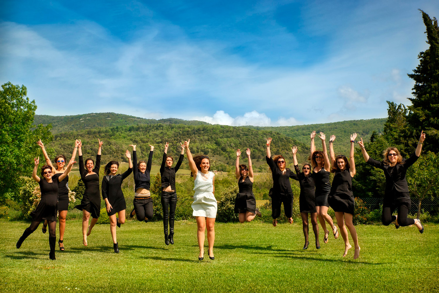 1500x1000, 569 Kb / скачут, тёлки, бабы, девки, женщины, природа