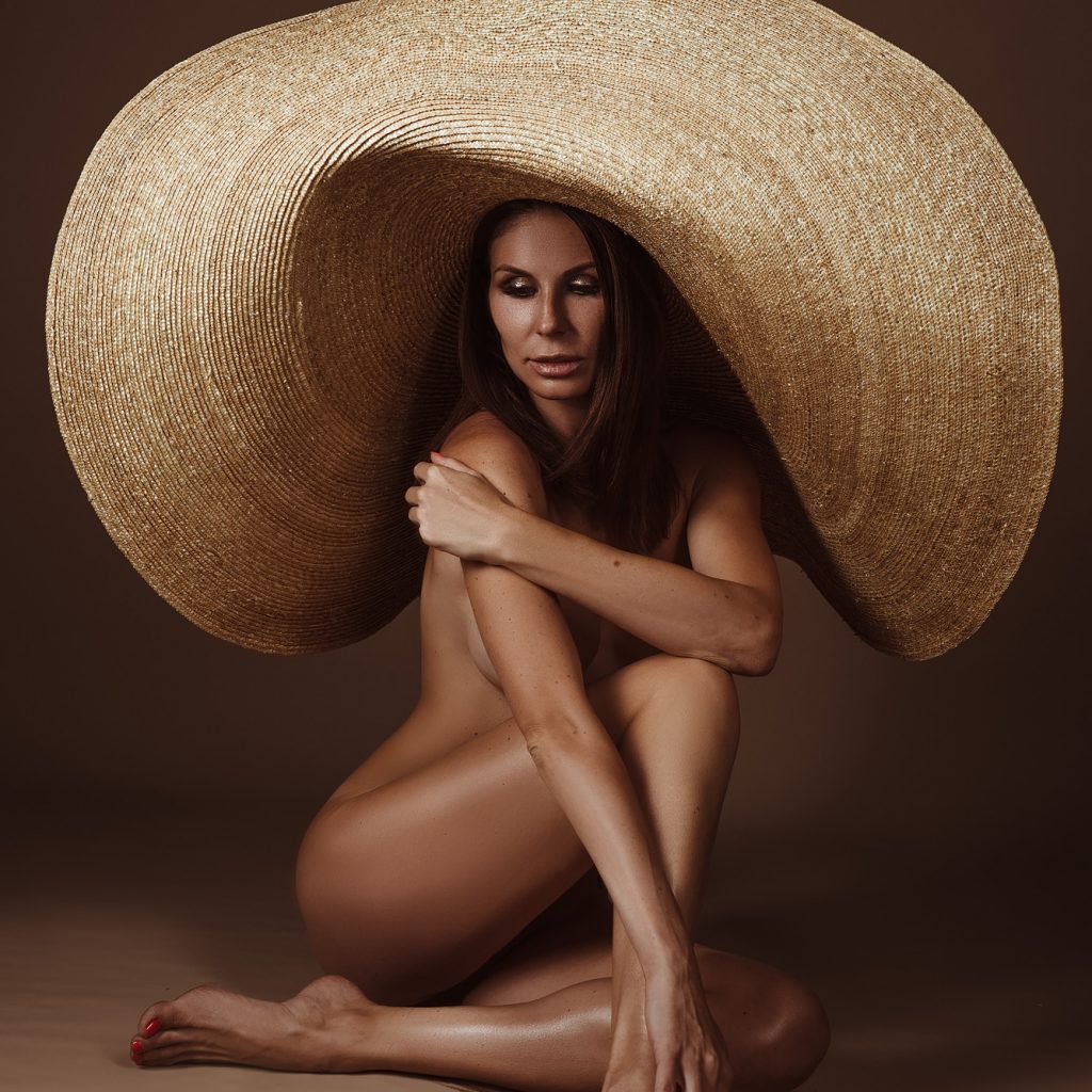 1024x1024, 191 Kb / шляпа, голая, сидит