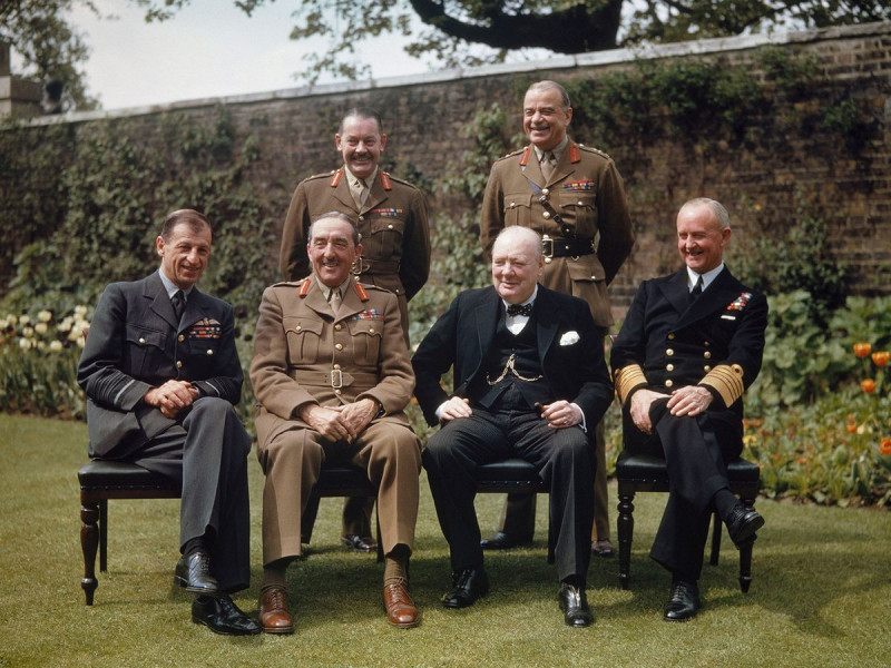 800x600, 177 Kb / Уинстон Черчилль, мундир, встреча, пиджак, стул, капитуляция, сад, трава, стена, кирпич