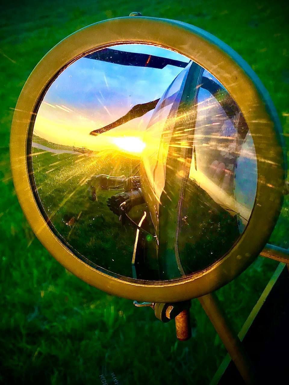 960x1280, 144 Kb / Отражение, солнце, вертолёт, трава, винт