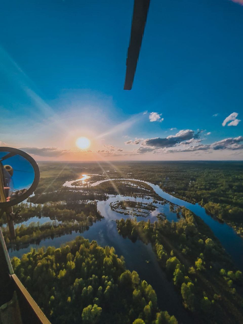 960x1280, 122 Kb / Вертолёт, зеркало, вода, река, облака, полёт, отражение, солнце, зайчики