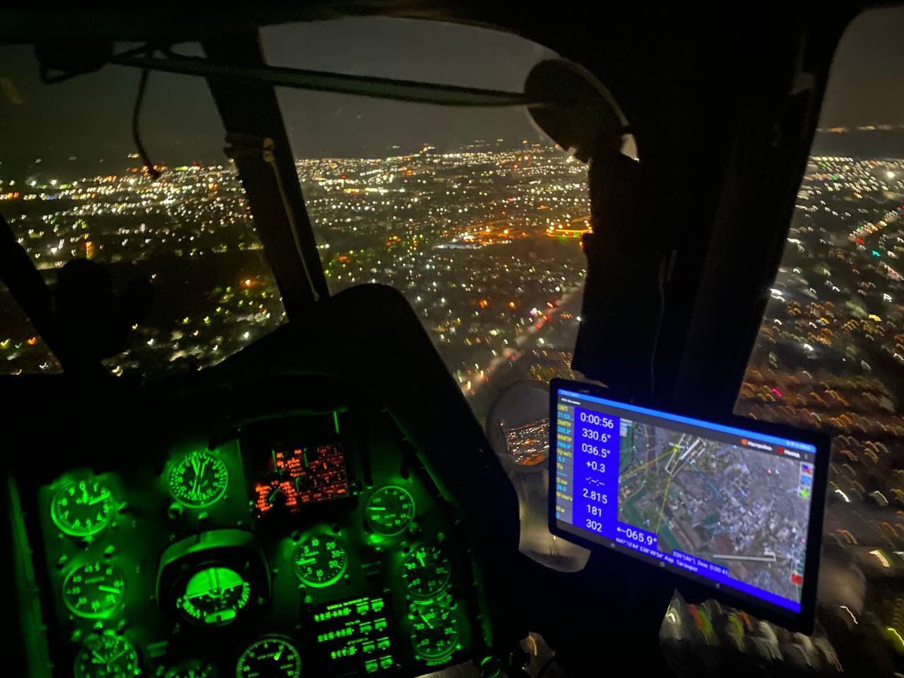 1280x960, 163 Kb / Ночной полёт, огни, вертолёт