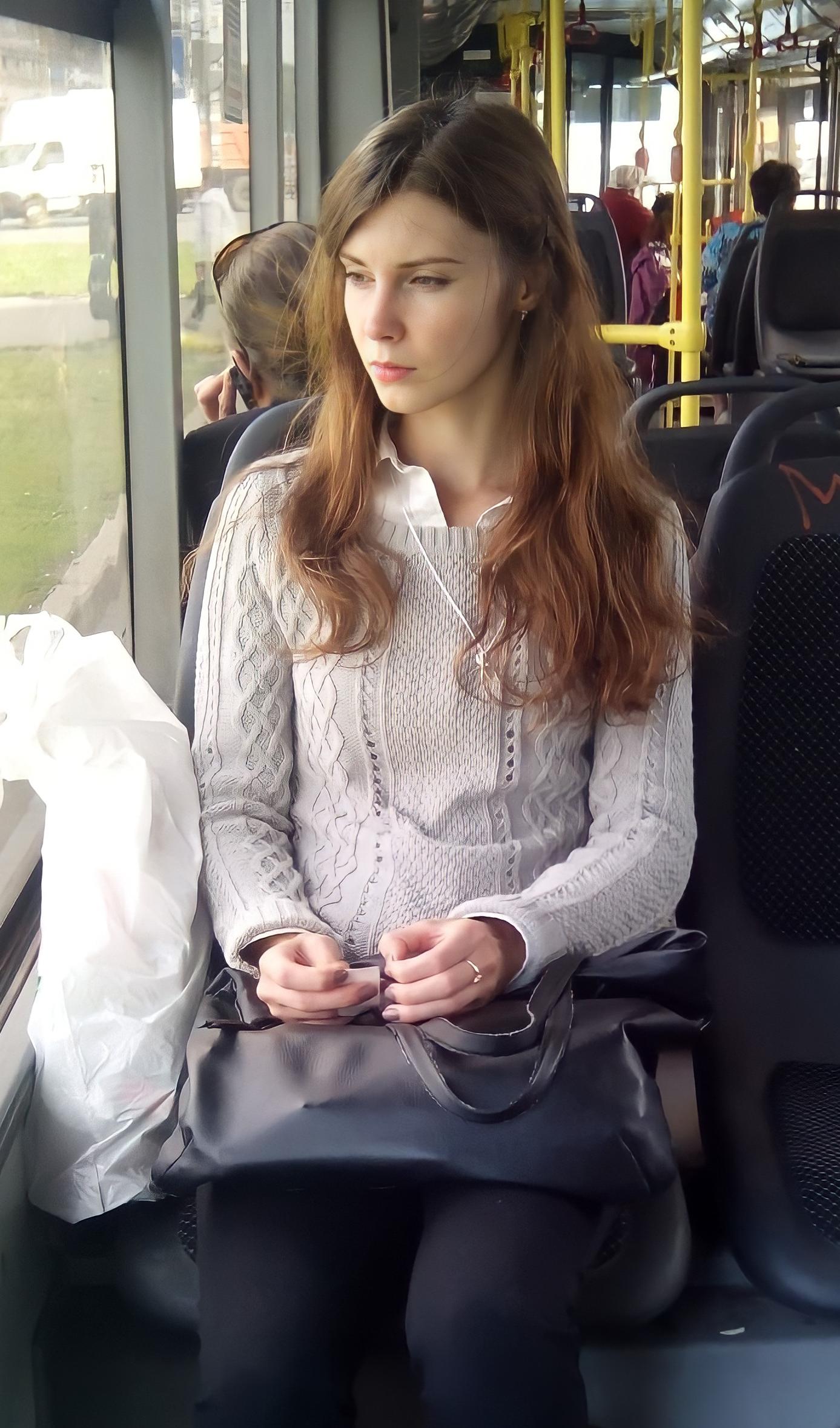 1387x2357, 331 Kb / девушка, автобус, естественная красота