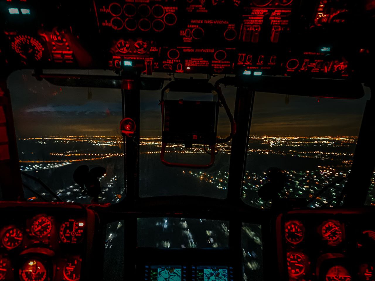 1280x960, 145 Kb / Ночь, полёт, приборы, подсветка