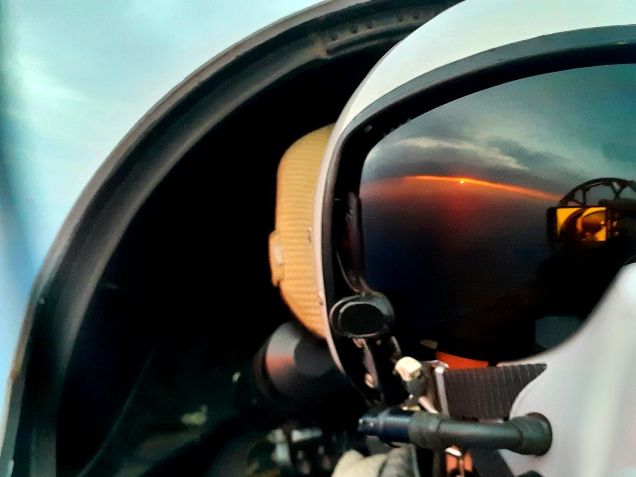 1280x960, 121 Kb / Шлем, отражение, пилот, маска, закат, восход, солнце