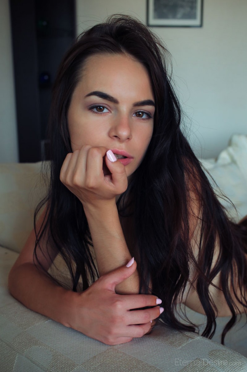 799x1200, 137 Kb / лохматая, глаза, взгляд, ногти, маникюр, диван, картина, кареглазая, Debora Alta