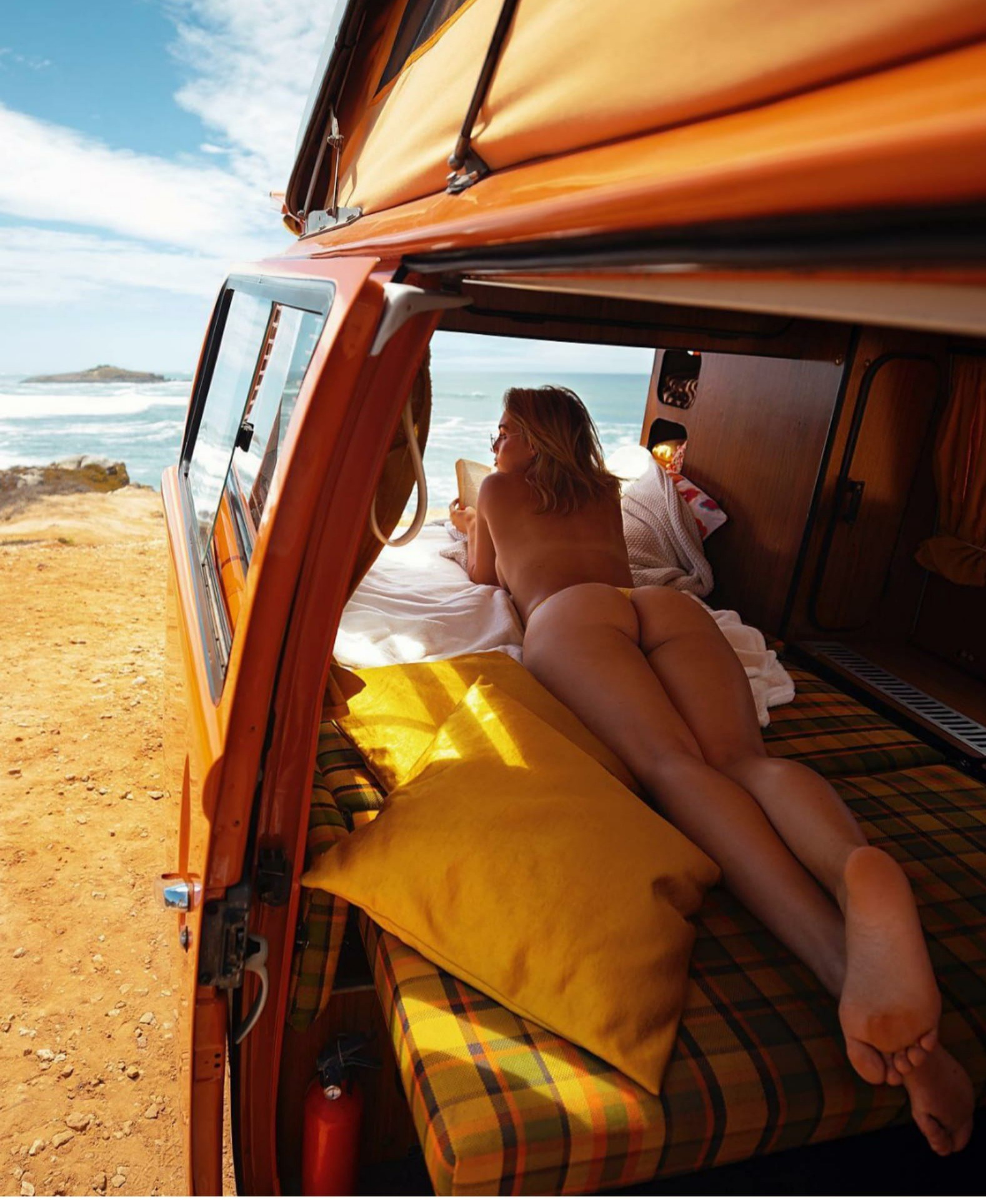 1578x1927, 601 Kb / автомобиль, микроавтобус, попа, берег, море, океан, подушка, плед, огнетушитель