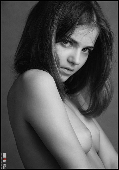 457x650, 112 Kb / Ч/б, брюнетка, грудь, взгляд, Yan Mcline, Оля