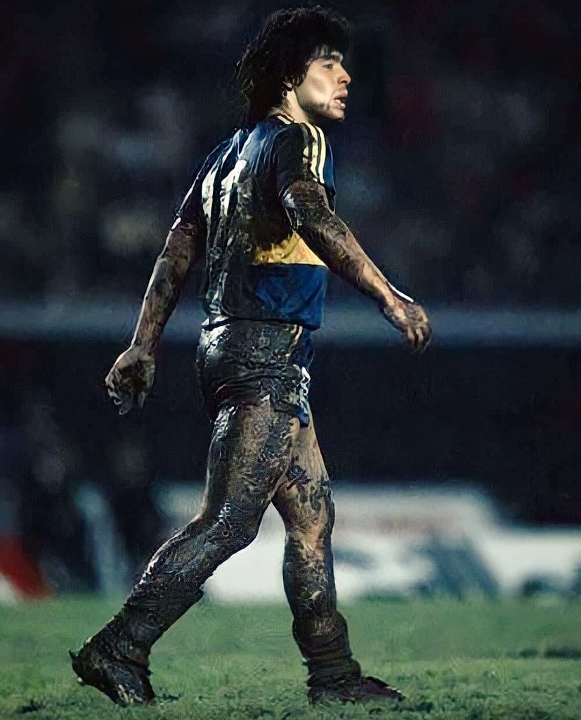 827x1024, 111 Kb / Диего Марадона, футбол, грязь