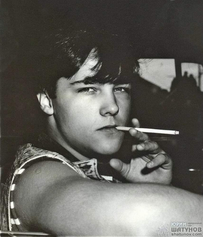 684x800, 136 Kb / ч/б, Юрий Шатунов, сигарета
