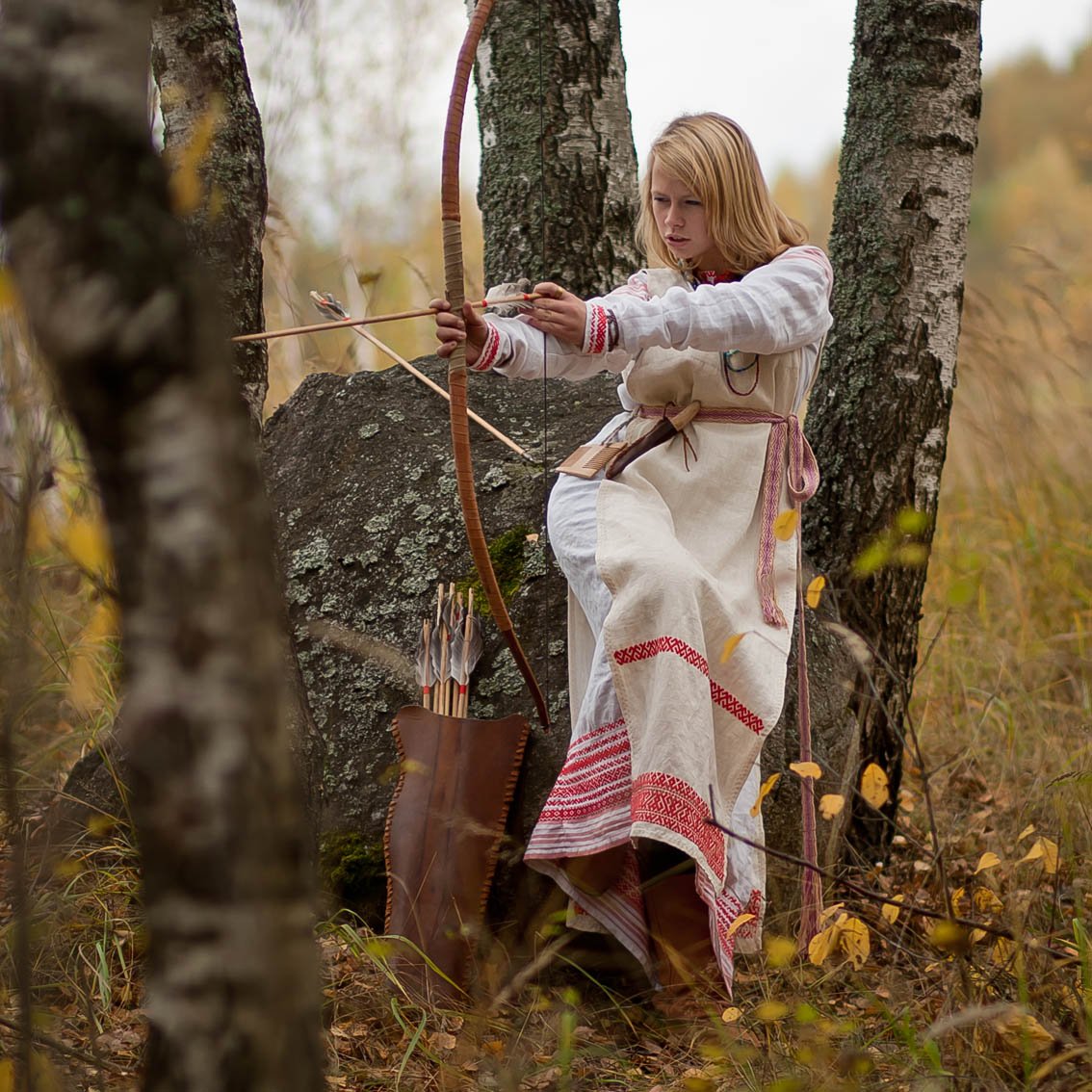 1134x1134, 267 Kb / Природа, девушка, русь, одежды, лук, стрелы, охота