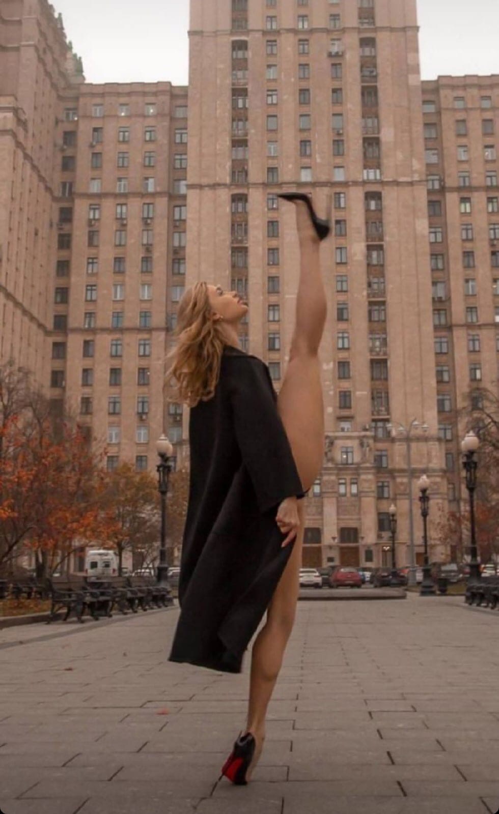 980x1600, 264 Kb / ноги, каблуки, туфли, пальто, МГУ, здание